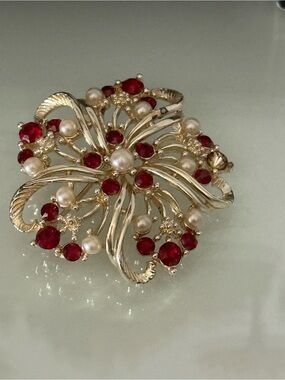 Star Vtg Gold-Tone Floral Brooch with Red Crystals and Pearls